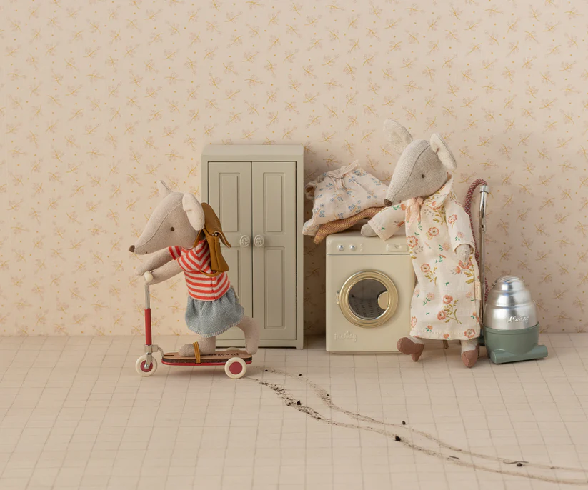 Maileg Kick Board Mouse - Sparkcykel till Mus Röd med Magneter i Handtaget