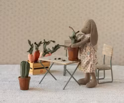 Maileg Brun Kanin Storlek 2 - Bunny med Blommig Klänning