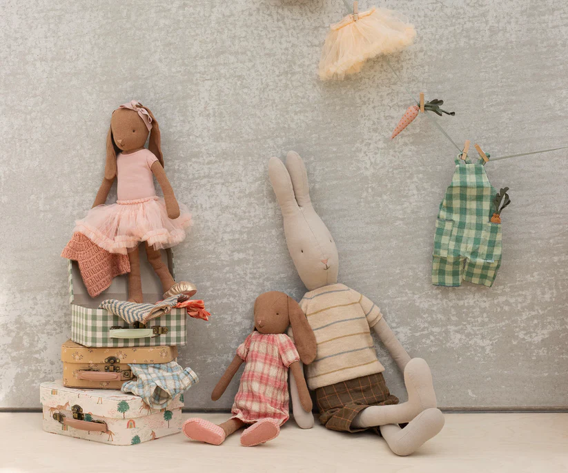 Maileg Brun Kanin Storlek 3 - Bunny med Rosa Rutig Klänning och Skor