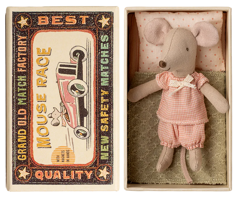 Maileg Lillasyster Mus i Ask med Magneter i Händerna - Rutig Rosa Pyjamas - Maileg A/W -25