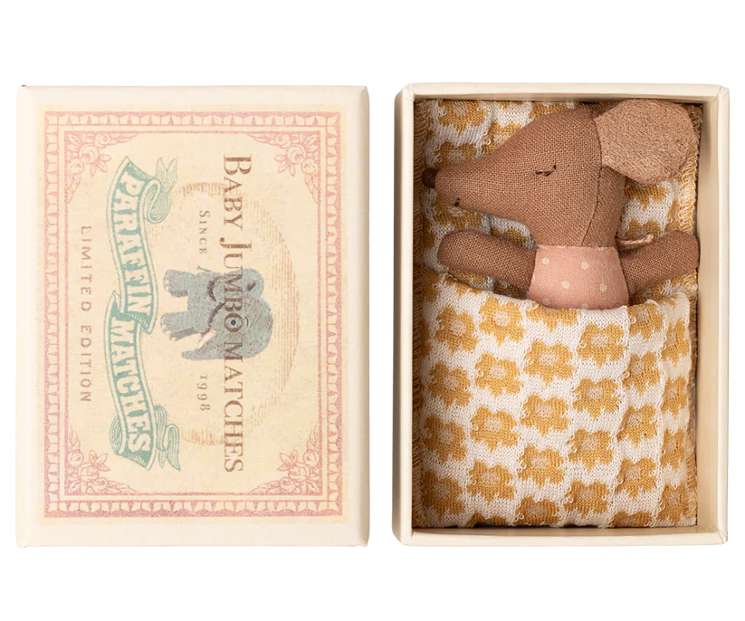 Maileg Brun Baby Mus i Ask Flicka - Gul Blommig Bäddning - Maileg A/W -25