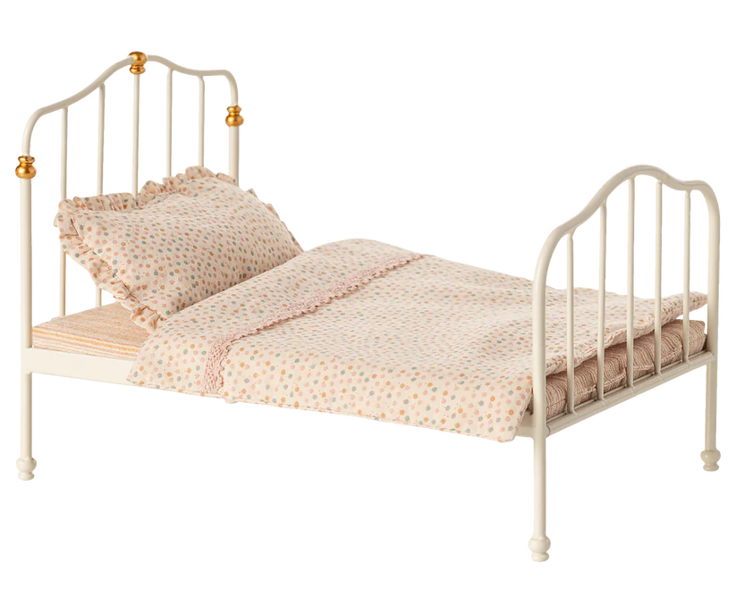 Säng till Möss i Vit Metall - Prickig Bäddning med Volang och Spets - Maileg A/W-25