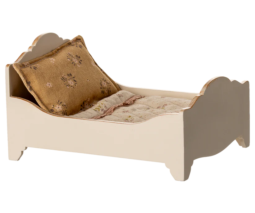 Maileg Säng till Möss i Trä Vit - Rosa Blommig Bäddning med Volang och Spets - Maileg A/W -25