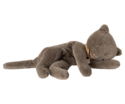Maileg Sovande Katt i Plysch med Band runt Halsen Grå - Maileg A/W -25