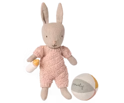 Maileg Micro Kanin med Magneter i Händerna - Rosa Rabbit med Boll och Nappflaska - Maileg A/W -25
