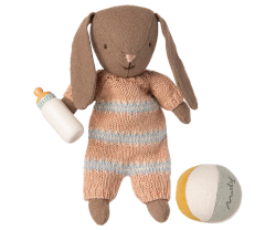 Maileg Micro Kanin med Magneter i Händerna - Randig Bunny med Boll och Nappflaska - Maileg A/W -25