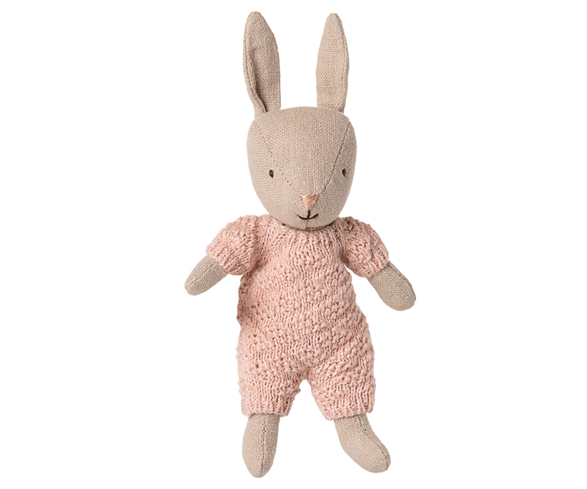 Maileg Micro Kanin med Magneter i Händerna - Rabbit i Rosa Stickad Dräkt - Maileg A/W -25