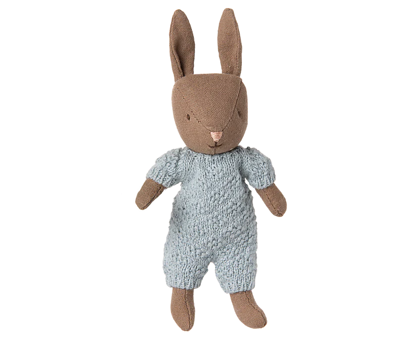 Maileg Micro Kanin med Magneter i Händerna - Rabbit i Blå Stickad Dräkt - Maileg A/W - 25