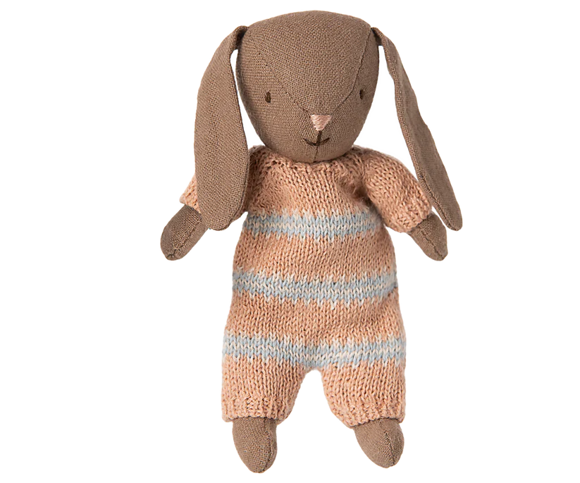 Maileg Micro Kanin med Magneter i Händerna - Bunny i Randig Stickad Dräkt - Maileg A/W-25