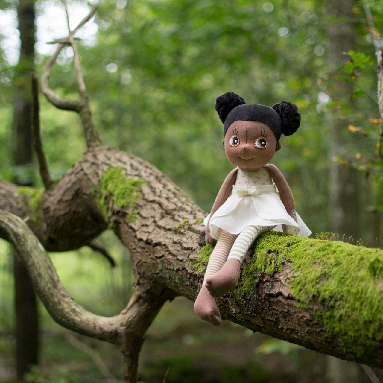 Ecobuds Rubens Barn Mjuk Docka - Poppy Brun Flicka med Tofsar och Kjol