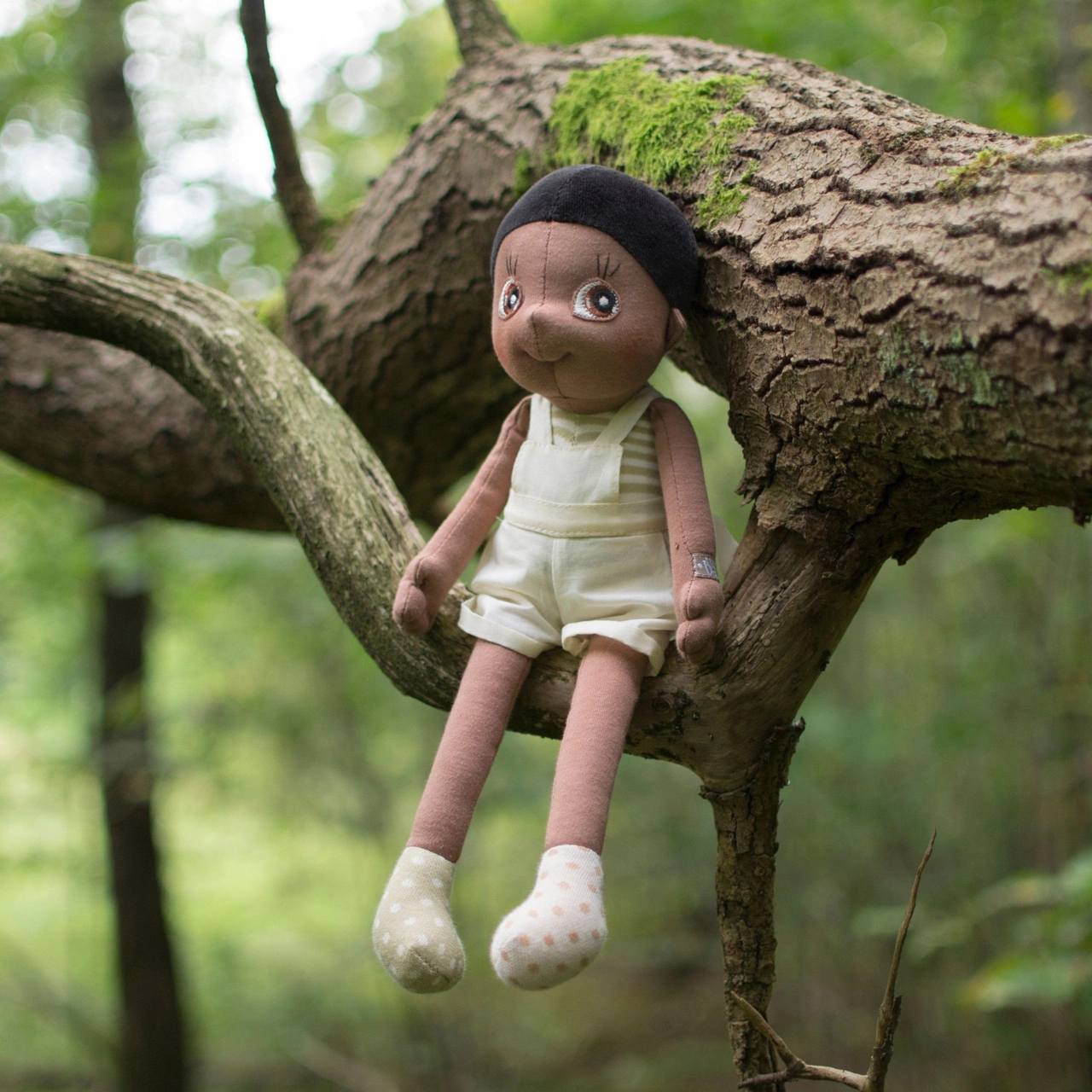 Ecobuds Rubens Barn Mjuk Docka - Fern Brun Pojke med Hängselbyxor