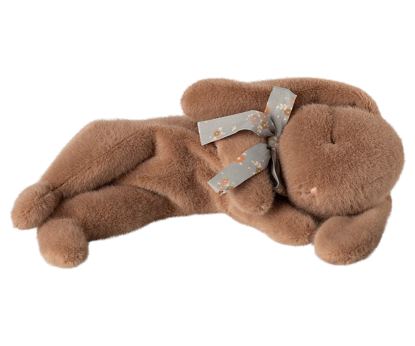 Maileg Sovande Kanin i Plysch med Rosett Runt Halsen Brun - Soft Brown