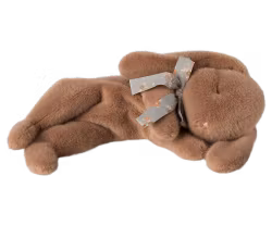 Maileg Sovande Kanin i Plysch med Rosett Runt Halsen Brun - Soft Brown