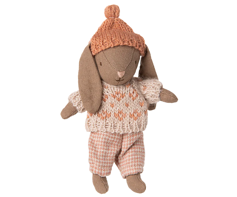 Maileg Micro Kanin med Stickad Tröja och Mössa Brun / Rosa - Maileg A/W-25