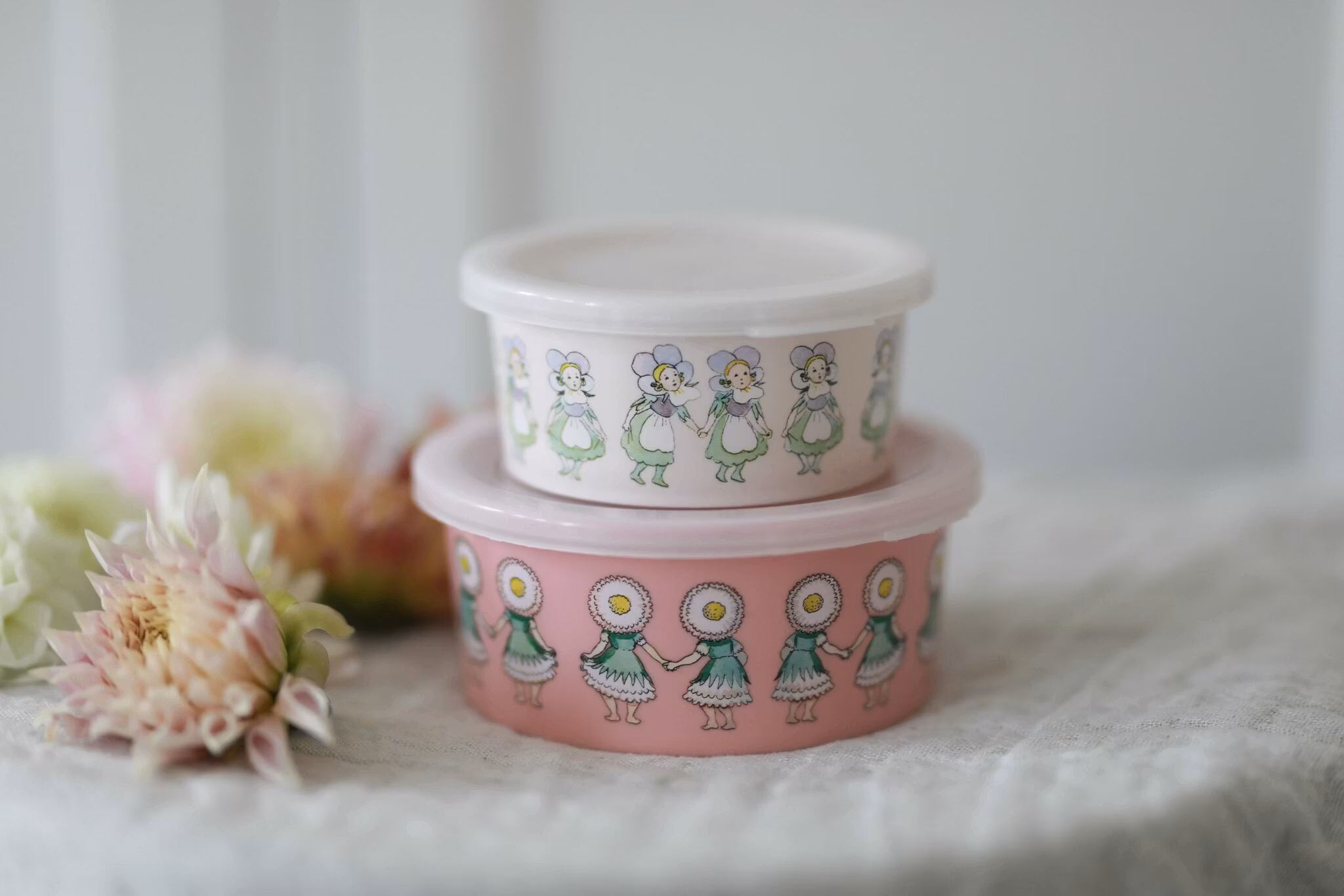Elsa Beskow Snacksbox Blomsterfesten Set om Två Rätt Start Matlåda till Barn Rosa Vit med Blommor