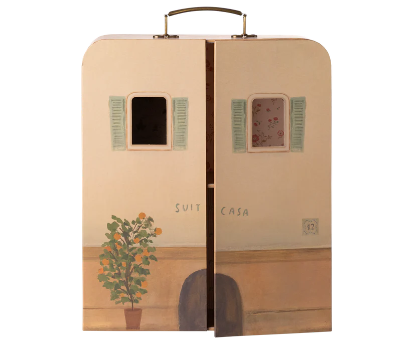 Maileg Suit Casa - Litet Hus i Resväska Passande Lillasyster/ Lillebror Mus Maileg A/W-25