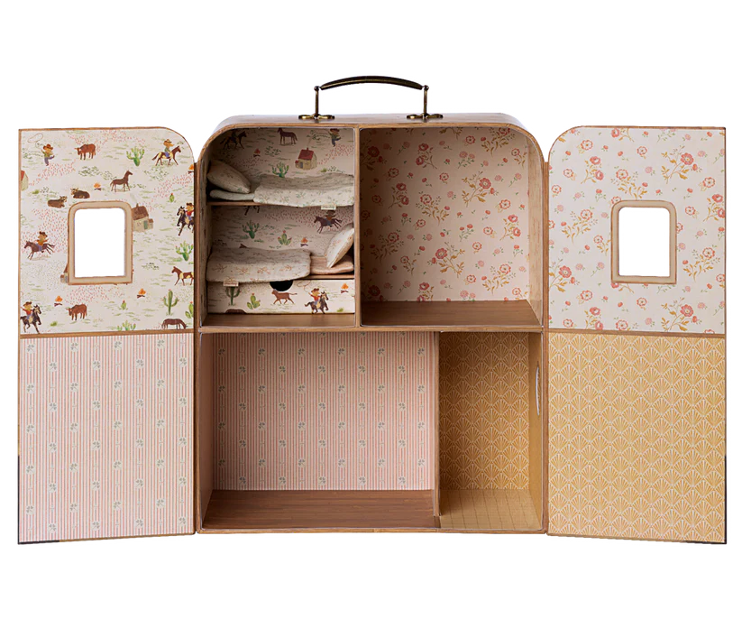 Maileg Suit Casa - Litet Hus i Resväska Passande Lillasyster/ Lillebror Mus Maileg A/W-25