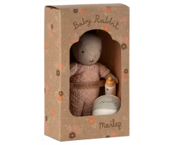 Maileg Micro Kanin med Magneter i Händerna - Rosa Rabbit med Boll och Nappflaska - Maileg A/W -25