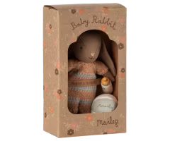 Maileg Micro Kanin med Magneter i Händerna - Randig Bunny med Boll och Nappflaska - Maileg A/W -25