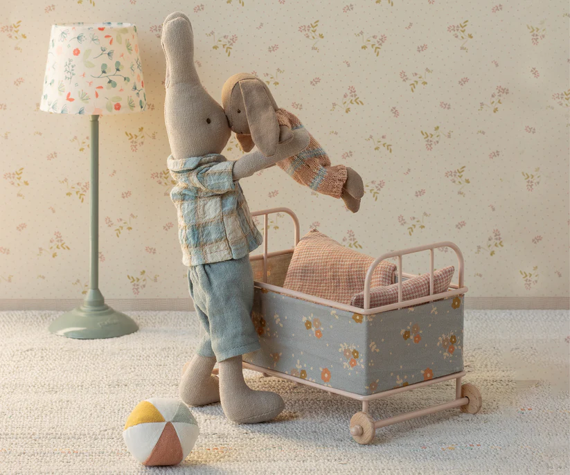 Maileg Micro Kanin med Magneter i Händerna - Bunny i Randig Stickad Dräkt - Maileg A/W-25