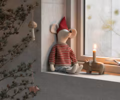 Maileg Tomte Mus Maxi Pojke med Stickad Tröja och Luva - Christmas Mouse Maxi Boy