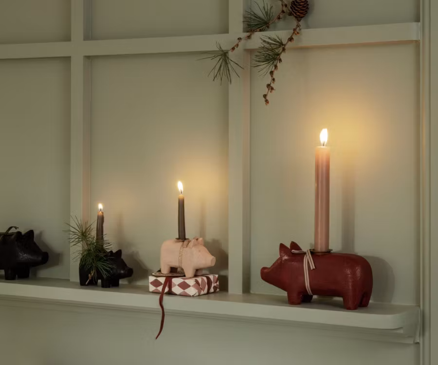 Maileg Gris Ljusstake i Trä Medium - Rosa med Glittrande Rosett Runt Magen