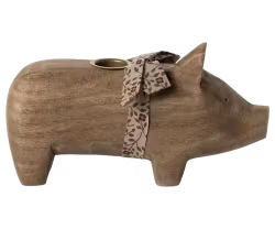 Maileg Gris Ljusstake i Trä Medium - Natur med Röd Rosett Runt Magen