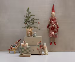 Maileg Pixy Tomte med Magneter Storlek 1 Pojke med Stickad Tröja och Röd Luva