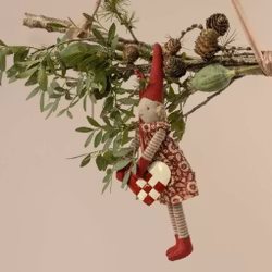 Maileg Pixy Tomte med Magneter Storlek 2 Flicka med Röd Blommig Klänning och Luva