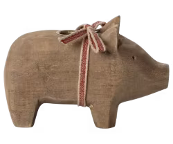 Maileg Gris Ljusstake i Trä Liten - Natur med Röd Rosett Runt Magen