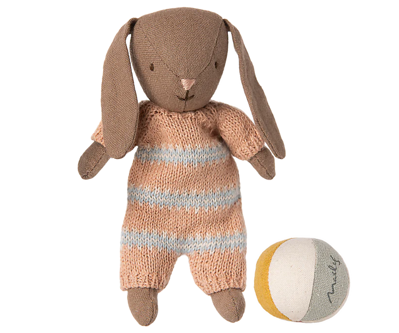 Maileg Micro Kanin med Magneter i Händerna - Randig Bunny med Boll - Maileg A/W -25