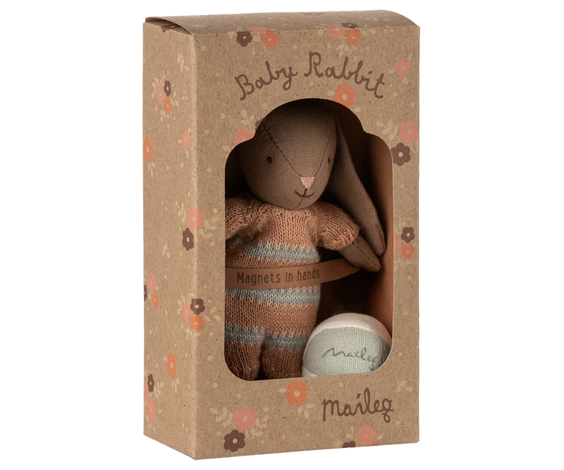 Maileg Micro Kanin med Magneter i Händerna - Randig Bunny med Boll - Maileg A/W -25