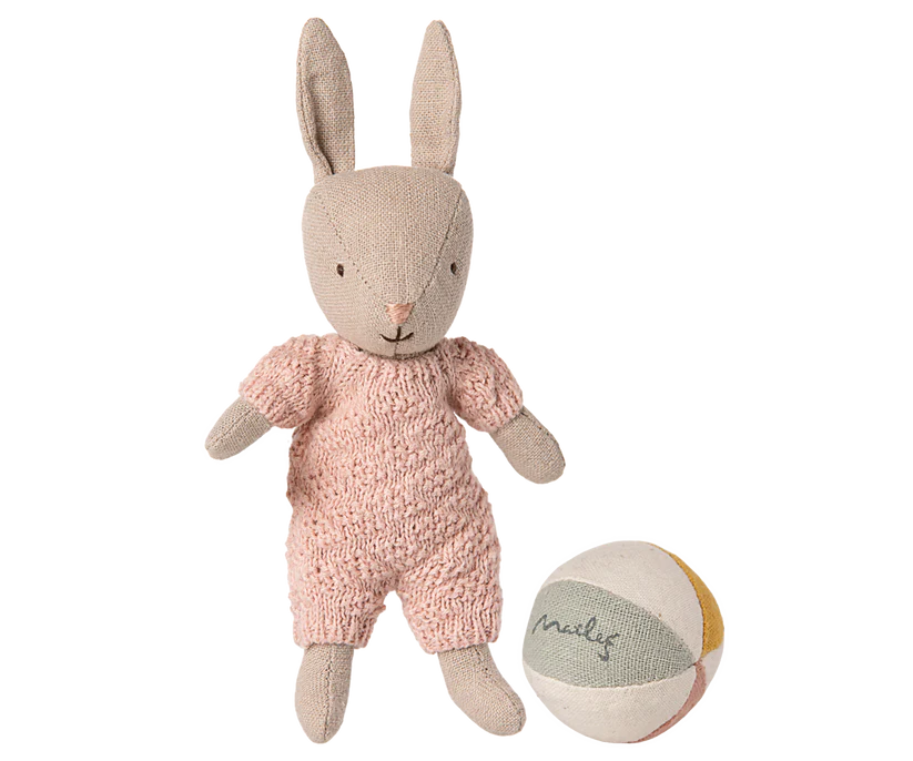 Maileg Micro Kanin med Magneter i Händerna - Rosa Rabbit med Boll - Maileg A/W -25
