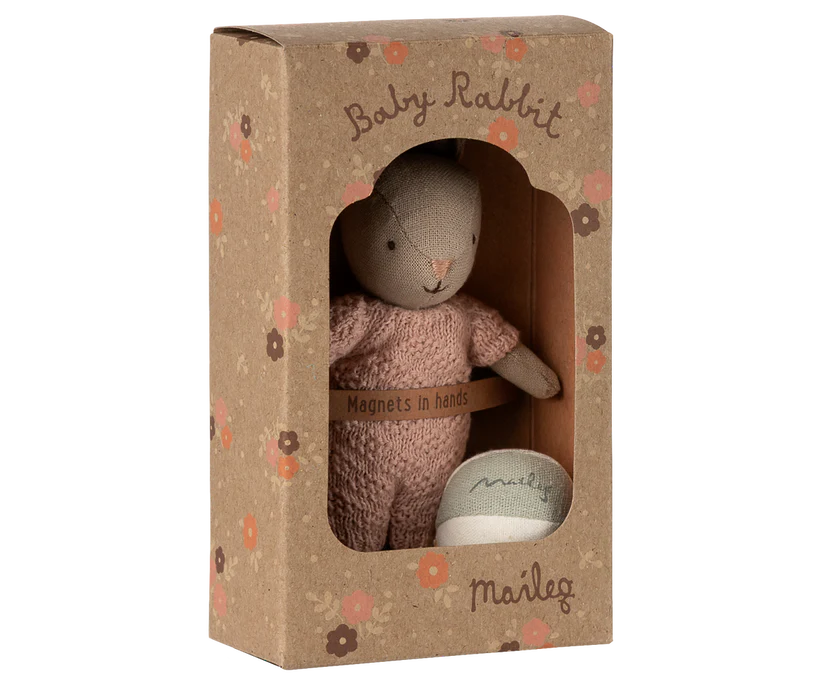 Maileg Micro Kanin med Magneter i Händerna - Rosa Rabbit med Boll - Maileg A/W -25