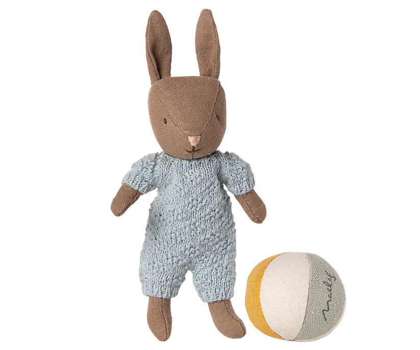 Maileg Micro Kanin med Magneter i Händerna - Blå Rabbit med Boll - Maileg A/W -25