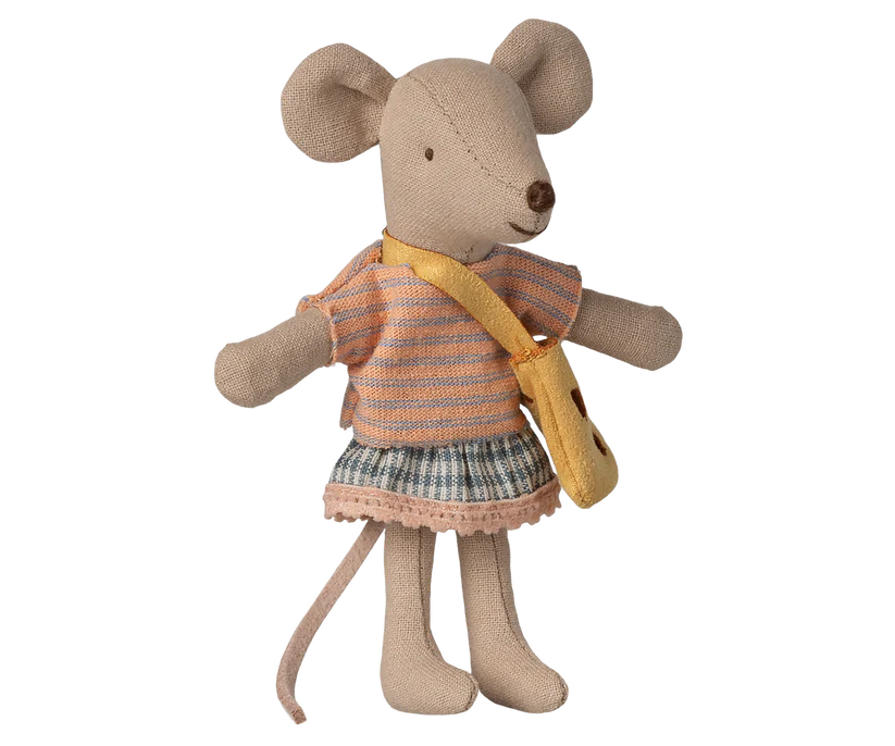 Maileg Lillasyster Mus med Magneter i Händerna - Randig Tröja och Gul Väska - Maileg S/S-26