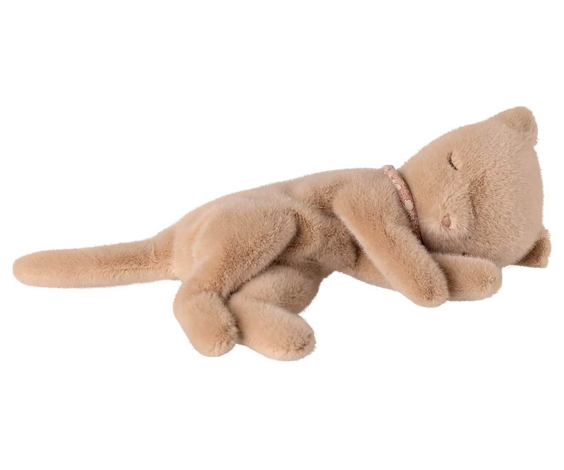 Maileg Sovande Katt med Band runt Halsen Beige Creme Peach - Maileg S/S-26