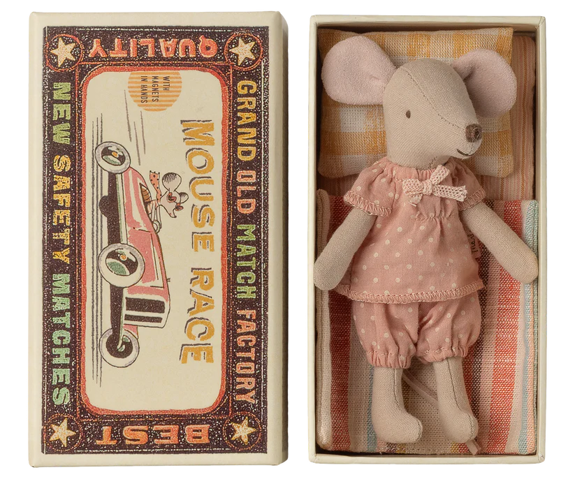 Maileg Storasyster Mus i Bäddad Ask med Prickig Pyjamas och Magneter i Händerna - Maileg S/S-26