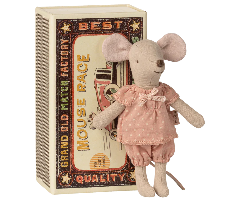 Maileg Storasyster Mus i Bäddad Ask med Prickig Pyjamas och Magneter i Händerna - Maileg S/S-26