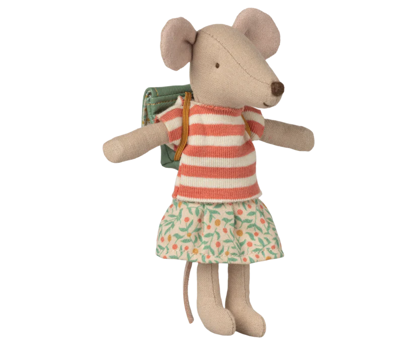 Maileg Storasyster Mus med Randig Tröja Grön Ryggsäck och Magneter i Händerna - Maileg S/S-26