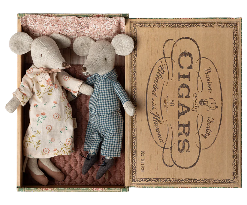 Maileg Mormor & Morfar Mus i Bäddad Cigarrlåda - Maileg S/S-26