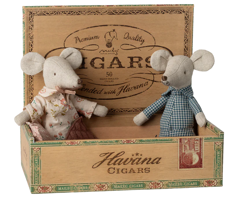 Maileg Mormor & Morfar Mus i Bäddad Cigarrlåda - Maileg S/S-26