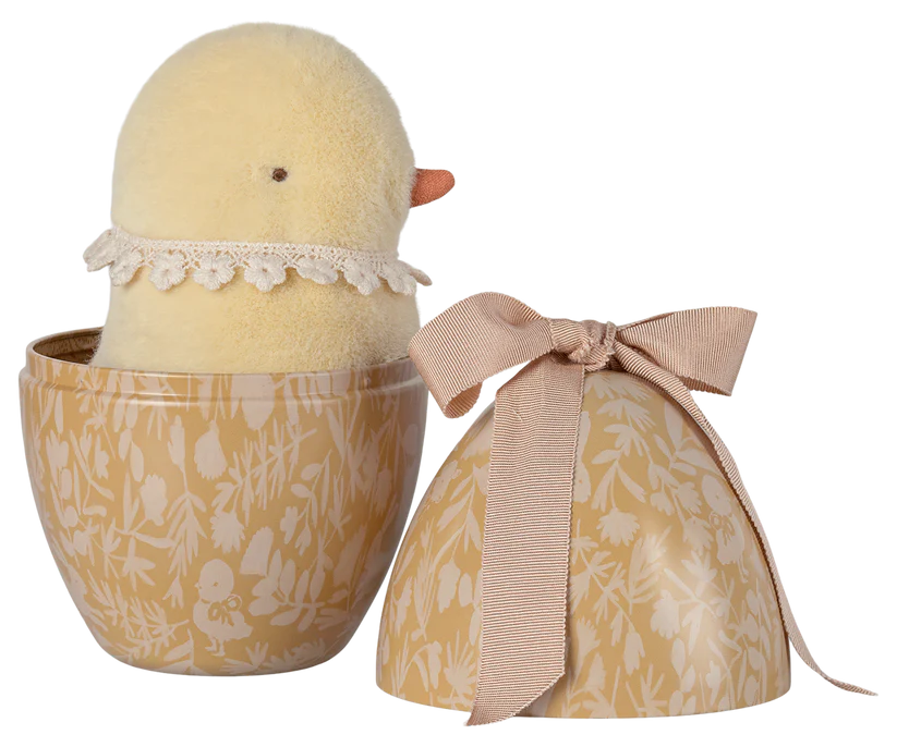 Maileg Gult Påskägg i Metall Fyllt med Plysch Kyckling och Rosett