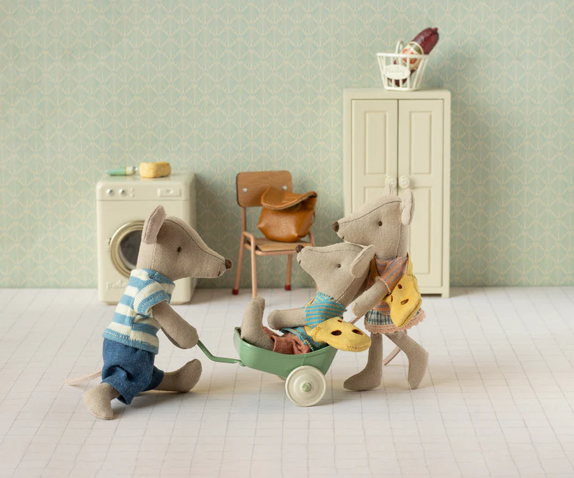 Maileg Lillasyster Mus med Magneter i Händerna - Randig Tröja och Gul Väska - Maileg S/S-26