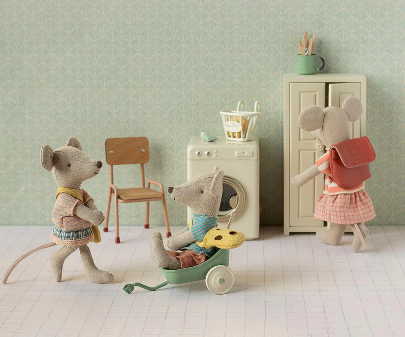 Maileg Lillasyster Mus med Magneter i Händerna - Randig Tröja och Gul Väska - Maileg S/S-26