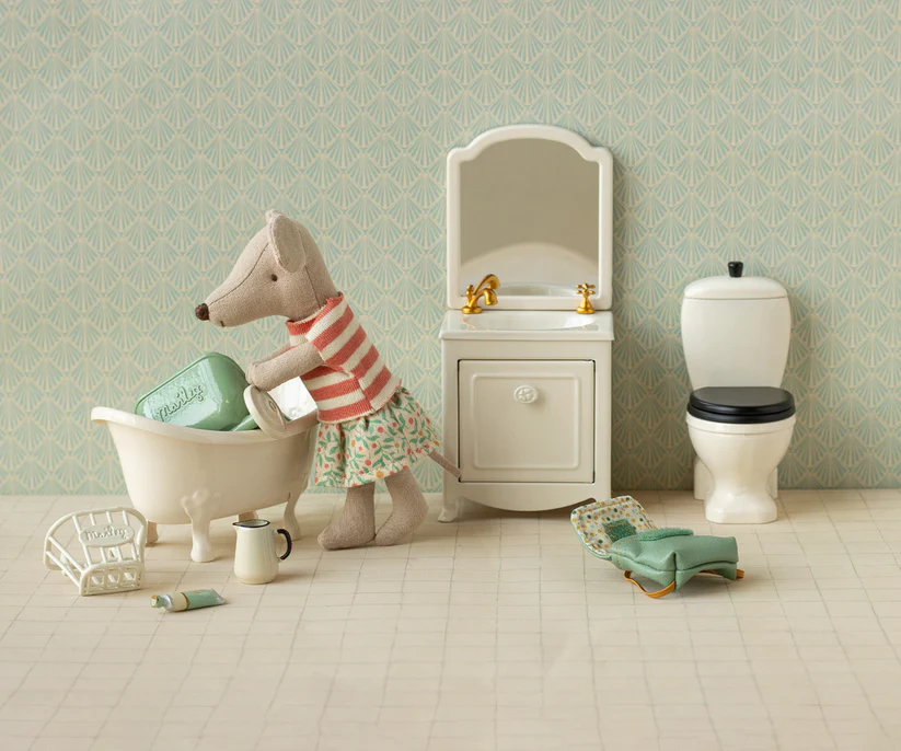 Maileg Storasyster Mus med Randig Tröja Grön Ryggsäck och Magneter i Händerna - Maileg S/S-26