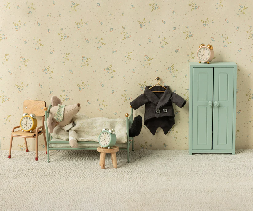 Maileg Liten Garderob med Tre Galgar - Soft Blue Blå