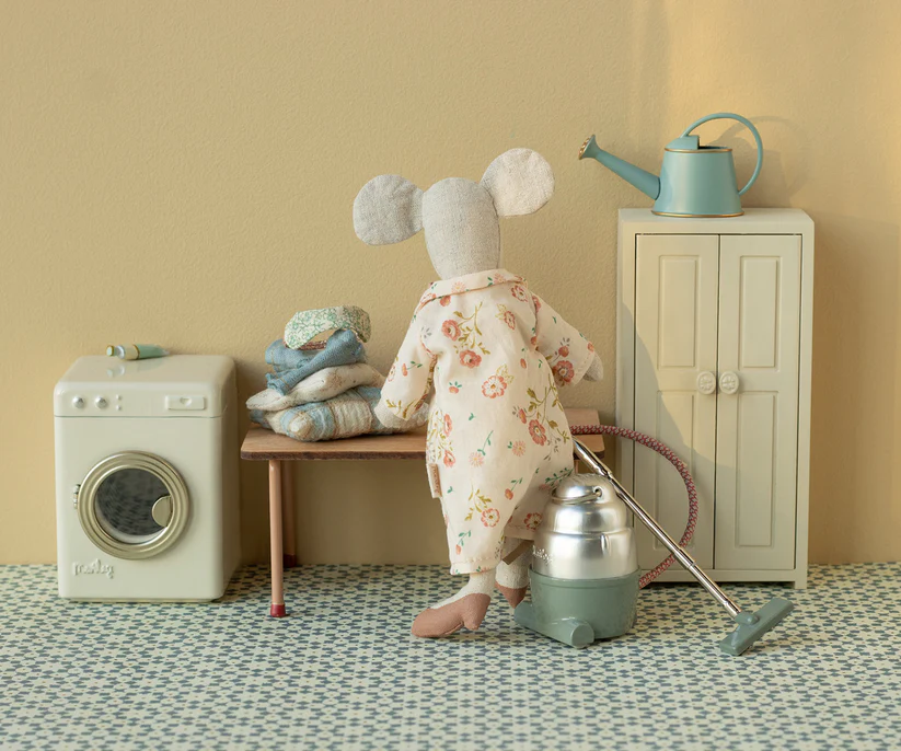 Maileg Liten Garderob med Tre Galgar - Cream Vit