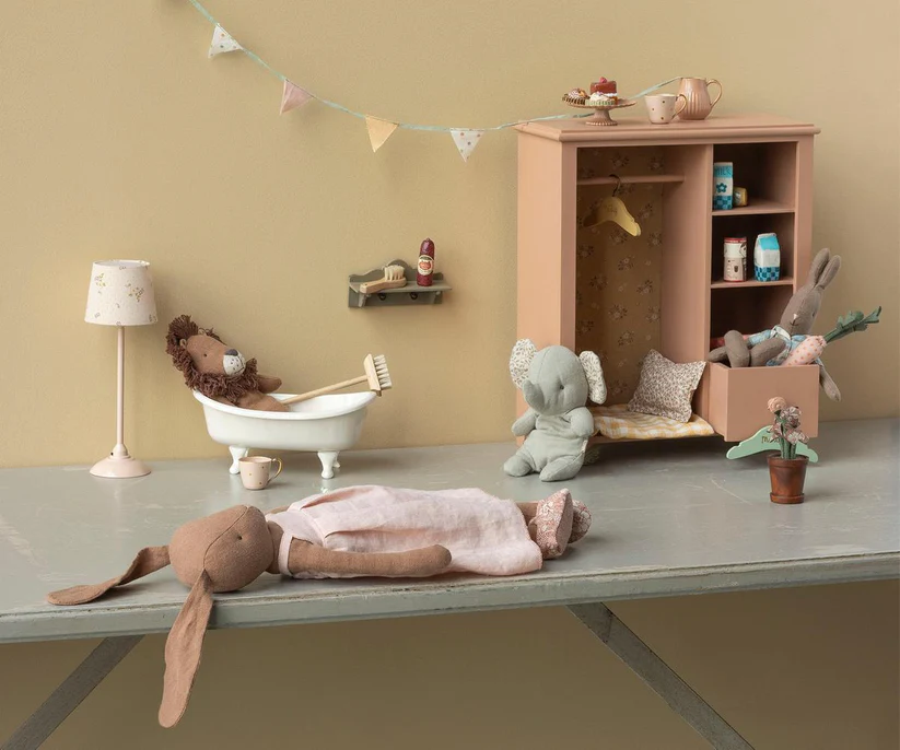 Maileg Brun Kanin Storlek 3 - Bunny med Ljusrosa Klänning och Blommiga Skor - Maileg S/S-26