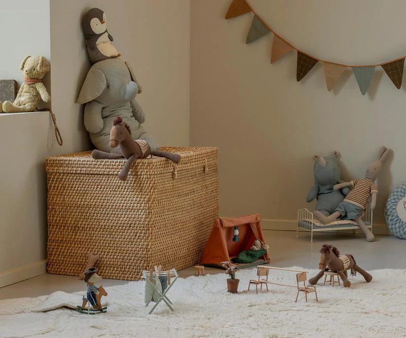 Maileg Cowboy Lillebror Mus på Gunghäst med Magneter i Händerna